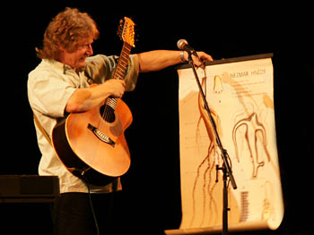 Pavel Zajíc s darem - foto: Martin Polák ©