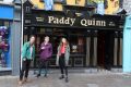 Loes, Caolán a jeho přítelkyně Jenn před barem Paddy Quinn's v Ennisu