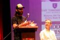 Organizátor festivalu Uri Kohen a doktor Lee Bidgood na sympoziu The Universities Project ve Westportu