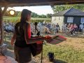 Loes představuje svou knihu High Lonesome Below Sea Level během koncertu na kempu ‘t Rouweelse Veld v Kronenbergu (NL). | Foto: Honza Bartošek Loes představuje svou knihu High Lonesome Below Sea Level během koncertu na kempu ‘t Rouweelse Veld v Kronenbergu (NL).