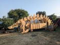 Majitel hospody Square and Compass Charlie Newman vyrobil pro své hosty posezení ve tvaru dinosaura | Foto: Honza Bartošek Majitel hospody Square and Compass Charlie Newman vyrobil pro své hosty posezení ve tvaru dinosaura
