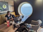 Loes pracuje na reportáži z turné. Trajektem z Doveru do Dunkerque.
