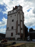 Bílá věž, vpravo scéna