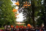 rozloučení s festivalem vypuštěním desítek oranžových balónků | foto: Marek Kamínek (www.fotokaminek.cz) rozloučení s festivalem vypuštěním desítek oranžových balónků