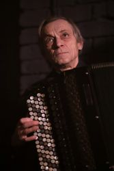 Markétu v písni „Róza“ doprovodil Nikolaj Petruk na akordeon. 
