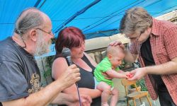 Martin Čepelík přebírá od Bivoje Budila Veleňského Čumprdlíka