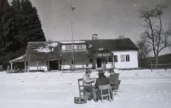 Mikiho (sedí vlevo) partička pokeru na Fort Hazardu | foto: Kronika Fort Hazardu Mikiho (sedí vlevo) partička pokeru na Fort Hazardu