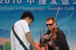 Karel Holas a kytarista čínské skupiny při společné písni