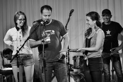 Bára Fialová (vpravo) a Xindl X křtí CD Gardenparty