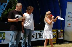 Celým festivalem nás provázela trojice moderátorů, i když vzhledem k jejich účinkování v několika uskupeních jsme je měli jen zřídka možnost vidět všechny tři pohromadě. | foto: Olina Celým festivalem nás provázela trojice moderátorů, i když vzhledem k jejich účinkování v několika uskupeních jsme je měli jen zřídka možnost vidět všechny tři pohromadě.