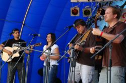 Celý festival zahájila kapela Marien, která se na Bělici vrátila po dvou letech, kdy vystupovala jako host před koncertem Žalmana a spol. | foto: Olina Celý festival zahájila kapela Marien, která se na Bělici vrátila po dvou letech, kdy vystupovala jako host před koncertem Žalmana a spol.