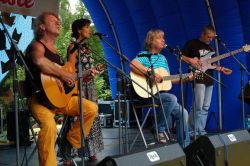 Druhým účinkujícím byla formace nazvaná Žalman a hosté, která zahrála jak starší Žalmanovy písničky, které se současným spolem nehraje, tak i nějaké novinky. | foto: Olina Druhým účinkujícím byla formace nazvaná Žalman a hosté, která zahrála jak starší Žalmanovy písničky, které se současným spolem nehraje, tak i nějaké novinky.