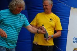 Jeden z provozovatelů chalupy Na Bělici pokřtil nové CD Žalmana a hostů nazvané Budějky. | foto: Olina Jeden z provozovatelů chalupy Na Bělici pokřtil nové CD Žalmana a hostů nazvané Budějky.