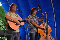 Následovali Nezmaři, tady je druhá polovina této čtveřice. Tu první jste měli možnost vidět a slyšet již se Žalmanem. | foto: Olina Následovali Nezmaři, tady je druhá polovina této čtveřice. Tu první jste měli možnost vidět a slyšet již se Žalmanem.