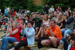 ...měli u diváků obrovský úspěch. Jeden z nejdokumentovanějších okamžiků celého festivalu. | foto: Olina ...měli u diváků obrovský úspěch. Jeden z nejdokumentovanějších okamžiků celého festivalu.