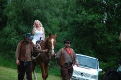 A to už vystupuje Devítka. Schválně kdo uhodne, jakou písničku právě Jindřiška zpívá? :-) | foto: Olina A to už vystupuje Devítka. Schválně kdo uhodne, jakou písničku právě Jindřiška zpívá? :-)