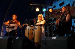 Devítka už kompletní na pódiu a také s novým CD Duše v peří. Mimo záběr ještě Petr Novotný, jako stálý host. | foto: Olina Devítka už kompletní na pódiu a také s novým CD Duše v peří. Mimo záběr ještě Petr Novotný, jako stálý host.