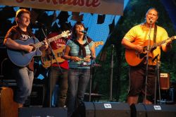 Jako předposlední zahrála kapela Passage, jejíž většina členů už je součástí Žalmanova fanklubu. | foto: Olina Jako předposlední zahrála kapela Passage, jejíž většina členů už je součástí Žalmanova fanklubu.
