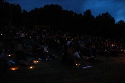 Na dobrou noc se v hledišti rozsvítily desítky svíček a my vzpomínaly na dávné Svojšice a Strážnice. | foto: Olina Na dobrou noc se v hledišti rozsvítily desítky svíček a my vzpomínaly na dávné Svojšice a Strážnice.