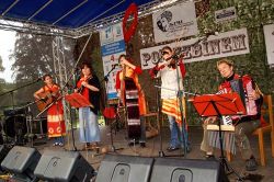 Jedno z nejúspěšnějších vystoupení v celém programu předvedly úpické Bossorky, kapela, která se zatím netěší všeobecnému zájmu publika. Zde si ho získala příjemně přirozenou interpretací melodických písniček své kapelnice Markéty Vránové, v nichž se potkává zajímavé, snadno pochopitelné sdělení s chytrým humorem, který posluchače nejedenou hlasitě rozesmál. | foto: Lada a Miloš Kollesárovi Jedno z nejúspěšnějších vystoupení v celém programu předvedly úpické Bossorky, kapela, která se zatím netěší všeobecnému zájmu publika. Zde si ho získala příjemně přirozenou interpretací melodických písniček své kapelnice Markéty Vránové, v nichž se potkává zajímavé, snadno pochopitelné sdělení s chytrým humorem, který posluchače nejedenou hlasitě rozesmál.