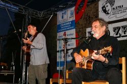 Zlatý hřeb večera – Wabi Daněk & Miloš Dvořáček… Co dodat? Wabi Daněk je jméno, za kterým by mnozí šli až na konec světa. Na kopec nad Jičínem za ním přišlo a zaplnilo nádvoří během odpoledne a podvečera víc než dvě stě padesát lidí. Byli příjemní, vstřícně naladění a v závěru velmi spokojení: Standa s Milošem zahráli velmi kvalitně svůj standardní program. | foto: Lada a Miloš Kollesárovi Zlatý hřeb večera – Wabi Daněk & Miloš Dvořáček… Co dodat? Wabi Daněk je jméno, za kterým by mnozí šli až na konec světa. Na kopec nad Jičínem za ním přišlo a zaplnilo nádvoří během odpoledne a podvečera víc než dvě stě padesát lidí. Byli příjemní, vstřícně naladění a v závěru velmi spokojení: Standa s Milošem zahráli velmi kvalitně svůj standardní program.