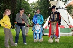 V sobotu ráno rozbili indiáni v Libosadu svůj tábor a ujali se organizování indiánských i neindiánských her pro děti i dospělé, kteří si to chtěli zkusit. V parku byla i velká dřevěná parní lokomotiva s vagóny a jiná lákadla pro malé i velké. Na fotografii se snaží druhá zpěvačka Přecespolu, Lucie Černohlávková, vyniknout v lukostřelbě. Výsledek byl uspokojivý. Přežila! | foto: Lada a Miloš Kollesárovi V sobotu ráno rozbili indiáni v Libosadu svůj tábor a ujali se organizování indiánských i neindiánských her pro děti i dospělé, kteří si to chtěli zkusit. V parku byla i velká dřevěná parní lokomotiva s vagóny a jiná lákadla pro malé i velké. Na fotografii se snaží druhá zpěvačka Přecespolu, Lucie Černohlávková, vyniknout v lukostřelbě. Výsledek byl uspokojivý. Přežila!