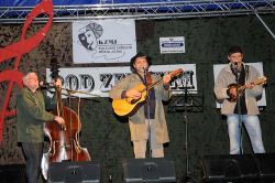 Živou muziku na countrybálu hráli brněnští Kati, pořádající Přecespolu (jičíňané většinou bývalí; dnes žije většina kapely v Dobříši a v Pardubicích) a nejstarší jičínská kapela Kanci. Na její fotografii si povšimněte Jirky Vacka (vpravo). Je to nejfrekventovanější muzikant festivalu! Večerem se nesly převážně písničky na pomezí country a trampské muziky… | foto: Lada a Miloš Kollesárovi Živou muziku na countrybálu hráli brněnští Kati, pořádající Přecespolu (jičíňané většinou bývalí; dnes žije většina kapely v Dobříši a v Pardubicích) a nejstarší jičínská kapela Kanci. Na její fotografii si povšimněte Jirky Vacka (vpravo). Je to nejfrekventovanější muzikant festivalu! Večerem se nesly převážně písničky na pomezí country a trampské muziky…