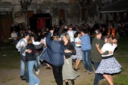 Jevištní předtančení provedla a potom na travnatém a kamenitém „parketu“ pod scénou účastníky country bálu roztancovala jičínská amatérská taneční skupina Karolína. Po nesmělém, plachém rozjezdu se diváci roztančili natolik, že krojovaní členové Karolíny nebyli v lese těl v tanečním kole skoro vidět. A všechny moc mrzelo, když dozněl poslední kousek. | foto: Lada a Miloš Kollesárovi Jevištní předtančení provedla a potom na travnatém a kamenitém „parketu“ pod scénou účastníky country bálu roztancovala jičínská amatérská taneční skupina Karolína. Po nesmělém, plachém rozjezdu se diváci roztančili natolik, že krojovaní členové Karolíny nebyli v lese těl v tanečním kole skoro vidět. A všechny moc mrzelo, když dozněl poslední kousek.