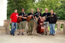 V pátek i v sobotu hrály kapely Přecespolu, Kanci a Kati. Poslední jmenovaní se nechali vyfotografovat s hlavními organizátory festivalu Martinem Zajíčkem (vlevo) a Karlem Kožichem Nohavou (vpravo). Sobotní přehlídku zahajovali KTP (Kamarádi trampské písničky) z Mladé Boleslavi. Vystoupila i jičínská Falešná pětka, která je další štací Jirky Vacka z Přecespolu atd. | foto: Lada a Miloš Kollesárovi V pátek i v sobotu hrály kapely Přecespolu, Kanci a Kati. Poslední jmenovaní se nechali vyfotografovat s hlavními organizátory festivalu Martinem Zajíčkem (vlevo) a Karlem Kožichem Nohavou (vpravo). Sobotní přehlídku zahajovali KTP (Kamarádi trampské písničky) z Mladé Boleslavi. Vystoupila i jičínská Falešná pětka, která je další štací Jirky Vacka z Přecespolu atd.