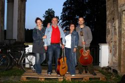 Stříbrným hřebem večera byla kapela Pacifik, vítaná na scéně mohutným potleskem. Zaslouženě! Pacifiku to, po těžkém onemocnění Tonyho Linharta na začátku letošního roku, opět obdivuhodně hraje a zpívá. Dovoluji si tvrdit, že s Honzou Andělínem Frühwirthem podobně, jako s Pepou Blažejovským, v dobách, kdy byl ve vrcholné formě… | foto: Lada a Miloš Kollesárovi Stříbrným hřebem večera byla kapela Pacifik, vítaná na scéně mohutným potleskem. Zaslouženě! Pacifiku to, po těžkém onemocnění Tonyho Linharta na začátku letošního roku, opět obdivuhodně hraje a zpívá. Dovoluji si tvrdit, že s Honzou Andělínem Frühwirthem podobně, jako s Pepou Blažejovským, v dobách, kdy byl ve vrcholné formě…