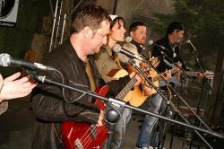 Přecespolu hráli v pátek i v sobotu. Zatímco v přehlídce předvedla svůj současný autorský trampský repertoár (většinu ho skládá Petra Zajíčková – druhá zleva), na bále hráli překvapivě dobře převzaté písničky (od starého repertoáru Greenhornů až po písně Spirituál kvintetu) ze svých jičínských časů, kdy vystupovali hlavně na bálech pod názvem Rančeři. | foto: Lada a Miloš Kollesárovi Přecespolu hráli v pátek i v sobotu. Zatímco v přehlídce předvedla svůj současný autorský trampský repertoár (většinu ho skládá Petra Zajíčková – druhá zleva), na bále hráli překvapivě dobře převzaté písničky (od starého repertoáru Greenhornů až po písně Spirituál kvintetu) ze svých jičínských časů, kdy vystupovali hlavně na bálech pod názvem Rančeři.