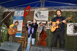 Podvečerní program zahajovala Sekvoj, mile překvapená přizpěvováním diváků. Jestli na Festivalu pod Zebímen kapelu něco netěšilo, pak jen to, že musela nechat v Praze, kvůli pracovnímu zaneprázdnění, svého multiinstrumentalistu Mirka Buriana. Trampfolkovou romantiku vystřídal charakteristický brněnský tramp-swingový sound precizně hraný kapelou Přístav. | foto: Lada a Miloš Kollesárovi Podvečerní program zahajovala Sekvoj, mile překvapená přizpěvováním diváků. Jestli na Festivalu pod Zebímen kapelu něco netěšilo, pak jen to, že musela nechat v Praze, kvůli pracovnímu zaneprázdnění, svého multiinstrumentalistu Mirka Buriana. Trampfolkovou romantiku vystřídal charakteristický brněnský tramp-swingový sound precizně hraný kapelou Přístav.