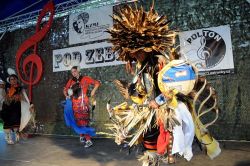 Páteční country bál začal indiánskými tanci v provedení části kmene Pšito Oyate (Korálkoví lidé). Bílí indiáni přijeli z Plzně a patřilo jim i sobotní zahájení festivalové přehlídky. Byla to poutavá podívaná a mrzelo-li mne na ní něco, pak to, že indiánská lidová hudba ji doprovázela ze záznamu a že výhledu na tanečníky částečně bránila řada odposlechů na forbíně scény. | foto: Lada a Miloš Kollesárovi Páteční country bál začal indiánskými tanci v provedení části kmene Pšito Oyate (Korálkoví lidé). Bílí indiáni přijeli z Plzně a patřilo jim i sobotní zahájení festivalové přehlídky. Byla to poutavá podívaná a mrzelo-li mne na ní něco, pak to, že indiánská lidová hudba ji doprovázela ze záznamu a že výhledu na tanečníky částečně bránila řada odposlechů na forbíně scény.