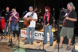 Skupina Lážo Plážo - vítězka diváckého hlasování | foto: Paparaci Šámal Skupina Lážo Plážo - vítězka diváckého hlasování