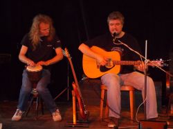 Jirka Hurych Alfíkovi vypomohl u písně Jeřabiny bubínkem