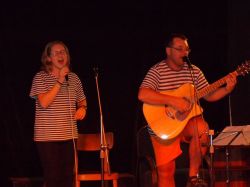 Jirka a Kačka Štěpánkovi zpívající píseň od Nadorazu Už máme basy píva koupený