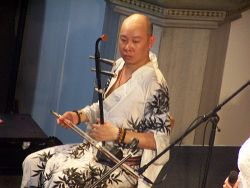 Hráč na koto, člen tria Huong Thanh