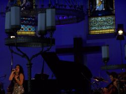 Mor Karbasi na Kostelní scéně