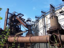 Stavba vpravo býval plynojem na jímání vysokopecního plynu…