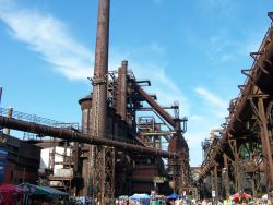 Takhle vypadala ulička stánků skrčená pod areálem vysokých pecí Dolní Vítkovice…