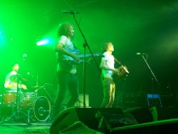 V zeleném světle obřího stanu Drive řádí Mama Rosin