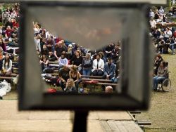 Diváci přes stojan na projektor