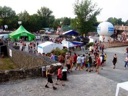 Pohled na festivalový areál pod Slezskoostravským hradem | foto: Tomáš Hrubý Pohled na festivalový areál pod Slezskoostravským hradem