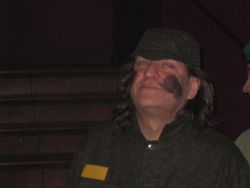 Kapelník Bílé nemoci Zdeněk Hříbal se domnívá, že takto vypadá kostým letce, co má ocelového ptáka…