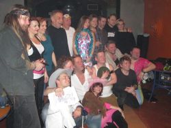 Takhle pózovali všichni zúčastnění v šatně po přídavku, kterým byla velmi slušně provedená Nad stádem koní