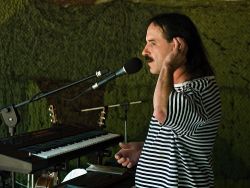 Vlasta Redl naslouchá | foto: Ivan Bllemby Krejza Vlasta Redl naslouchá