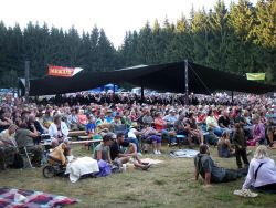 „Mnichovská“ plachta s rozdělenými polovinami, kuřáckou a nekuřáckou | foto: Belmondo „Mnichovská“ plachta s rozdělenými polovinami, kuřáckou a nekuřáckou