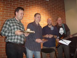 Pokřtěná deska se vydává na leteckou cestu do hlediště.