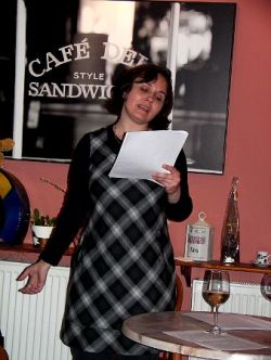 Věra Slunéčková čte z knihy Generální zkouška