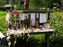 Výstavka cen pro vítěze Trapsavce (vlevo) a TRASY (v pravé polovině stolu) | foto: Tony Výstavka cen pro vítěze Trapsavce (vlevo) a TRASY (v pravé polovině stolu)